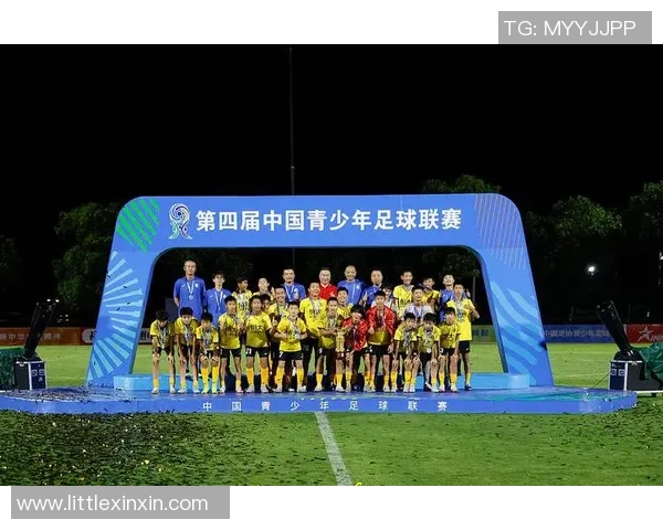 足球前锋帅气风采展现球场魅力引领潮流时尚新风尚 足球前锋帅气风采展现球场魅力引领潮流时尚新风尚