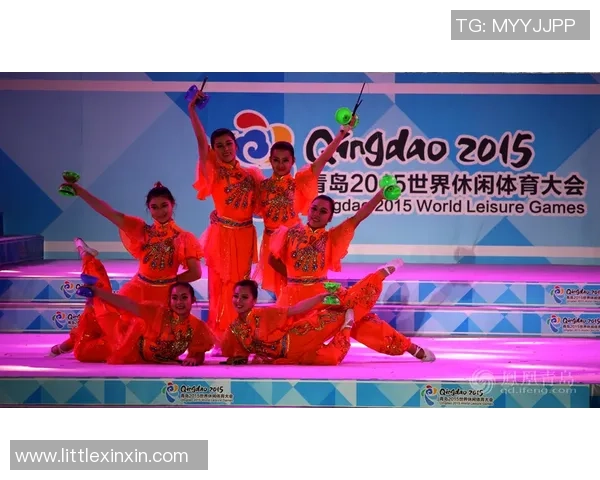 踢足球与绘画的完美结合展现运动与艺术的精彩瞬间